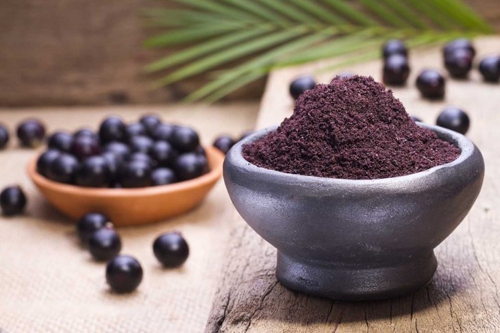 Fruits and acai powder originating from the Amazon  (Euterpe oleracea)