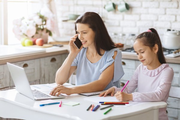 How to Work From Home with Kids | If you're a mom or dad in search of time management tips to help you be effective with your job while still being an awesome parent, this post is for you! Whether you're dealing with school closures, sick days, or school holidays, you're a stay at home mom working a side hussle to earn a little extra money to help with your monthly budget expenses, or you're switching to a full time career as a work at home mom, these productivity tips for moms and dads work!