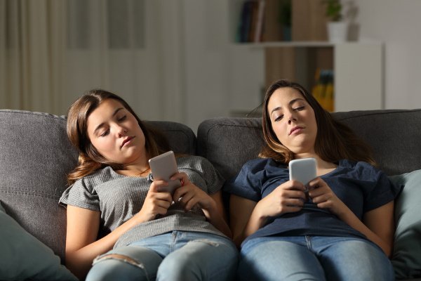 How to Limit Screen Time for Kids | Limiting screen time sounds easy in theory, but it can be much more difficult to implement for parents, especially if you have tweens or teenagers! If you're trying to enforce rules around your child's screen time, and want to know the effects of screen time, how much is too much, along with digital detox tips, we're sharing 7 practical strategies to get your kids to spend less time on their electronic devices. #screentime #kidsandscreens #digitaldetox