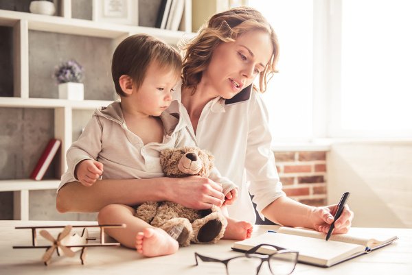 7 Tips to Beat Working Mom Guilt | It seems like no matter what your situation is – stay-at-home mom, work-at-home mom, or work-outside-the-home mom – you will experience intense feelings of guilt somewhere along the way. This post is filled with helpful tips for overcoming and letting go of working mom guilt and the negative thoughts it creates in our minds, embracing our choices, and living our best lives every single day. #momguilt #workingmomguilt #workingmom