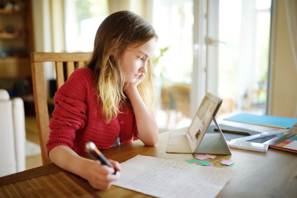 How to Make Homework Less Stressful | Looking for tips to make learning at home fun for your children? Whether you have kids in elementary, middle, or high school, these homework hacks will help maintain motivation and avoid power struggles with your kids. From creating a dedicated homework station and a planner for greater organization, to establishing a good homework routine, to teaching time management tips, these ideas really work! #homeworktips #homework #parentingtips #backtoschool