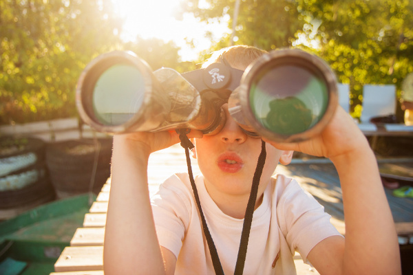 11 Nature Activities for Kids | If you'e looking for fun indoor and outdoor nature activities you can enjoy with your little ones year-round, we've got 11 ideas to inspire you! Whether you're going on a nature walk or spending time in the backyard, we've included ideas for spring, summer, fall, and winter. Perfect for teaching STEM and science lessons while also getting some vitamin D and burning energy, these activities compliment classroom lesson plans and make great family activities too!