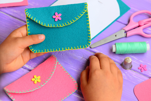 32 Felt Projects for Kids | If you’re looking for crafts and activities you can enjoy with your children on bad weather days, we’ve curated 32 ideas to inspire you! We’ve included easy no sew ideas for toddlers and preschoolers, simple sewing projects for beginners, and more advanced DIY ideas for older kids to make. With free patterns and printable templates, you’ll be amazed what you can create with some felt, glue, thread, and a needle! #feltprojects #feltcrafts #nosew #kidssewingprojects