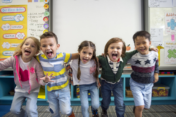 13 Indoor Recess Activities for Kids | If you’re looking for fun classroom ideas to get your kids moving on snowy and rainy days, these brain break ideas will inspire you! Perfect for kids in preschool, kindergarten, elementary school, and middle school, we’ve included a mix of gross motor activities, learning stations ideas, team building games, and other classroom games and movement activities to keep your students engaged and help them blow off steam. #indoorrecess #brainbreaks