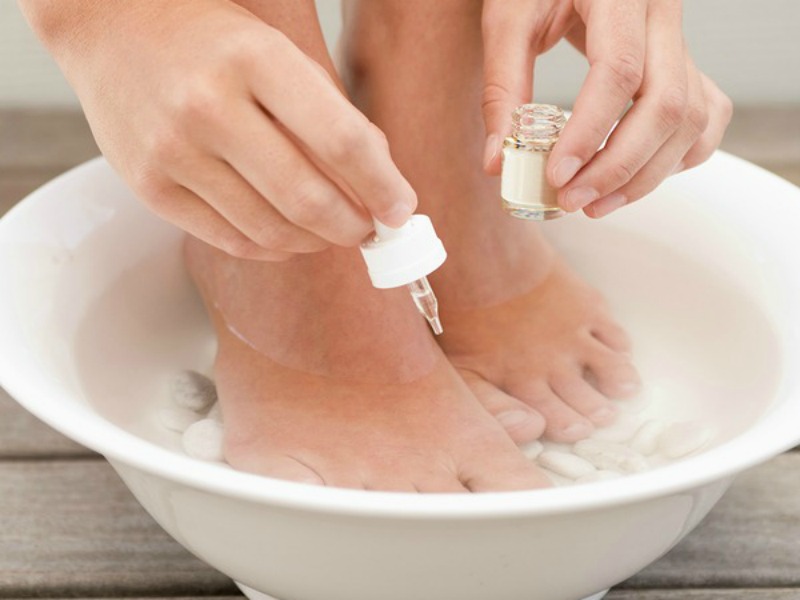 If you suffer from dry, cracked heels, this collection of DIY exfoliating foot scrubs and soaks is for you. We've rounded up 10 fabulous homemade recipes that use natural ingredients you probably already have at home - listerine, peppermint, epsom salt, coconut oil, coffee, sugar, etc. - that are not only relaxing, but that will effortlessly slough off dead skin, leaving you with gorgeous feet year-round!